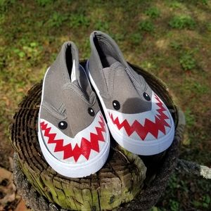 Baby shark shoes, Swiggles, sz 5 in very good condition.